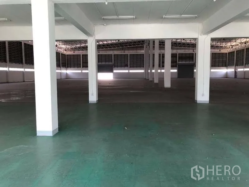 工厂 出租或出售在Phra Nakhon Si Ayutthaya - 从绿色环氧地坪房间望向主生产大厅的视角。