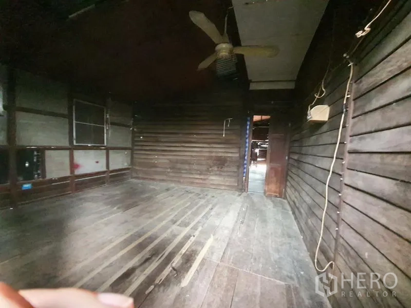 บ้าน ให้เช่าในSathon, Bangkok - ห้องนอนผนังไม้ พื้นไม้ พร้อมพัดลมเพดาน