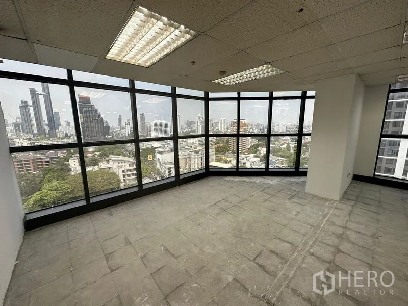 สำนักงาน ให้เช่า - มุมทำงานหรือห้องประชุม กระจกโค้งเต็มบาน มองเห็นวิวเอกมัยและทองหล่อ