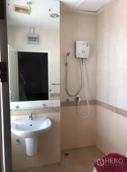 ทาวน์เฮาส์ ให้เช่าในChatuchak, Bangkok - ห้องน้ำสว่างพร้อมกระจก เครื่องทำน้ำอุ่น และอ่างล้างหน้า