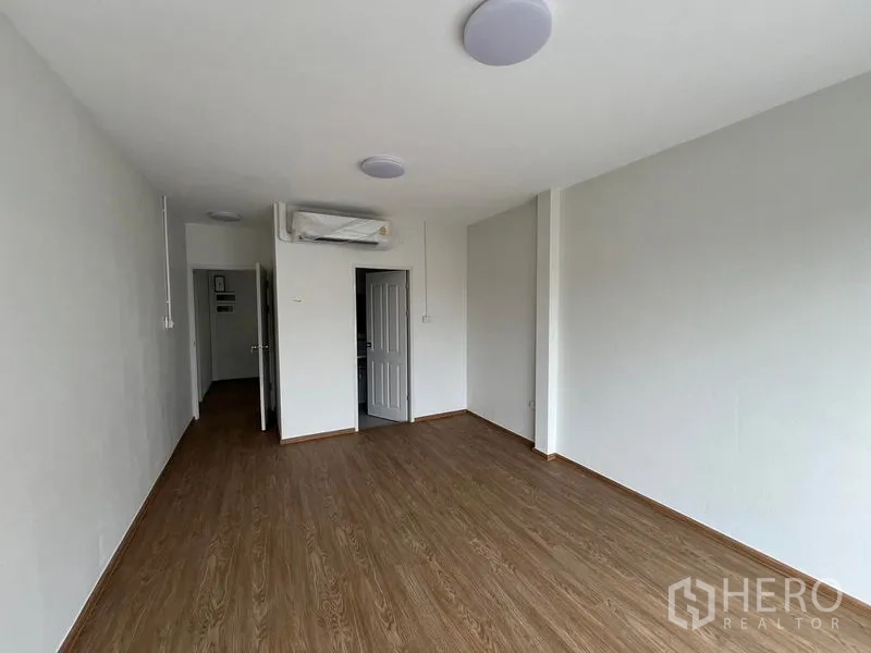 สำนักงานที่บ้าน ให้เช่าในHuai Khwang, Bangkok - ห้องนอนสว่าง พื้นไม้ ติดเครื่องปรับอากาศ และประตูเข้าส่วนอื่น