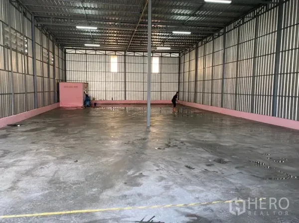 货栈 出租在Bueng Kum, Bangkok - 仓库内部开阔高挑，钢结构与抛光混凝土地面，照明明亮