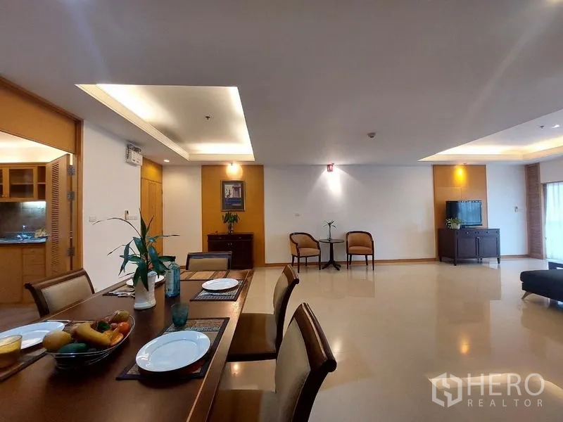 อพาร์ทเมนท์ ให้เช่า - พื้นที่นั่งเล่นและรับประทานอาหารแบบโอเพ่น พร้อมโต๊ะจัดชุด ฝ้าหลุม และมุมที่นั่ง