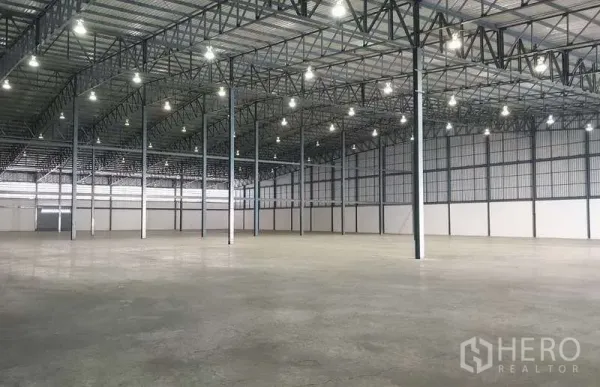คลังสินค้า ให้เช่าในMueang Samut Prakan, Samut Prakan - พื้นที่โกดังโปร่ง เพดานสูง โครงทรัสเหล็กและไฟส่องสว่าง