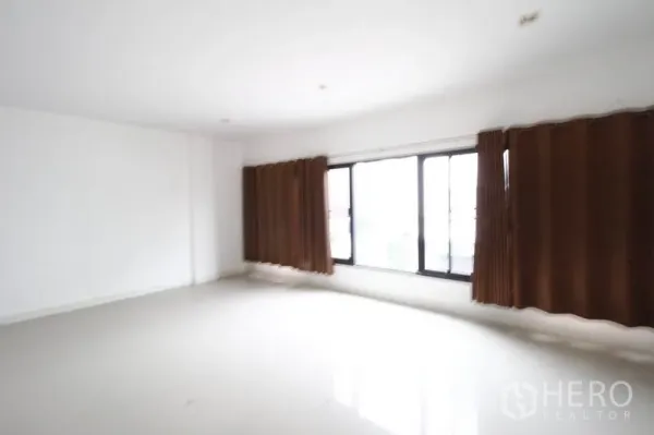 สำนักงานที่บ้าน ขายในBang Sao Thong, Samut Prakan - ชั้นเปิดโล่งกว้าง พื้นกระเบื้องเงา หน้าต่างบานเลื่อนยาวพร้อมผ้าม่าน