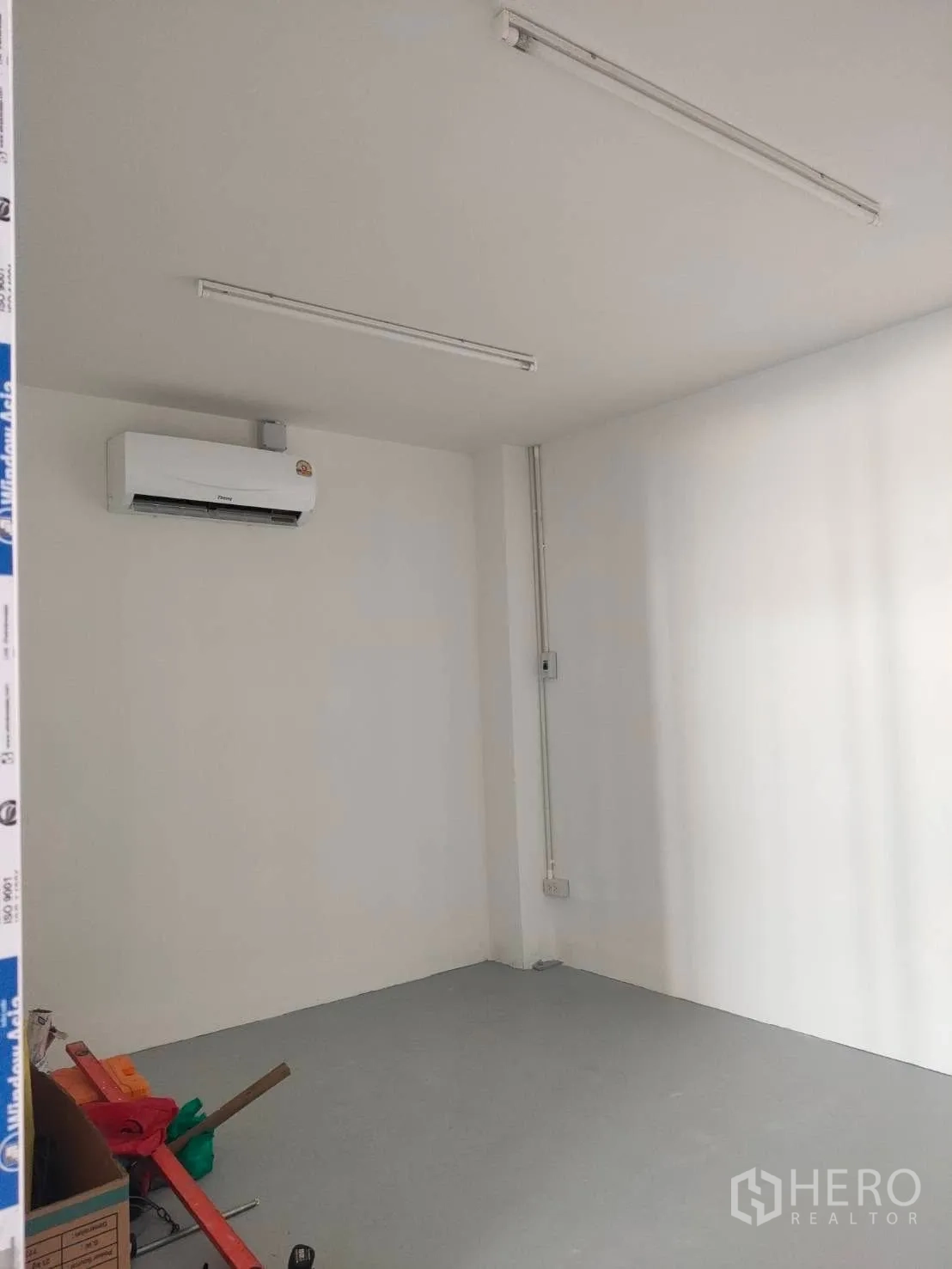 โกดัง for rent in Lat Phrao, Bangkok - ห้องออฟฟิศขนาดกะทัดรัด ติดเครื่องปรับอากาศและไฟหลอดยาว