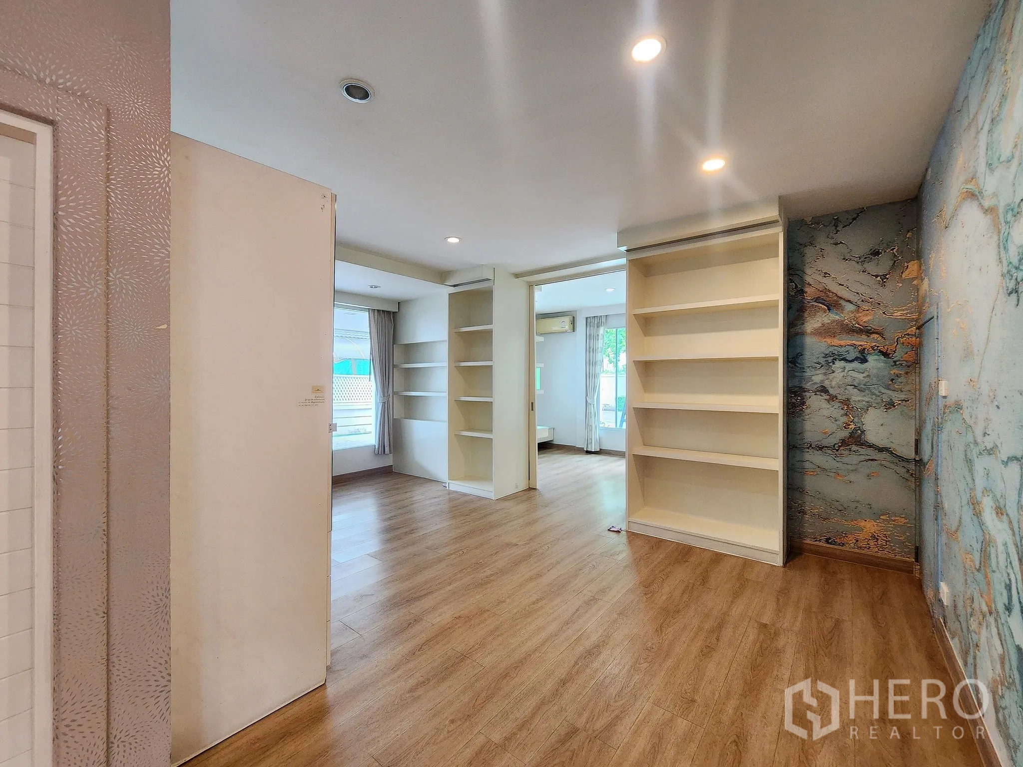 独立式住宅 出租在Bang Kapi, Bangkok - 一层多功能房，内置书架与推拉隔断门。