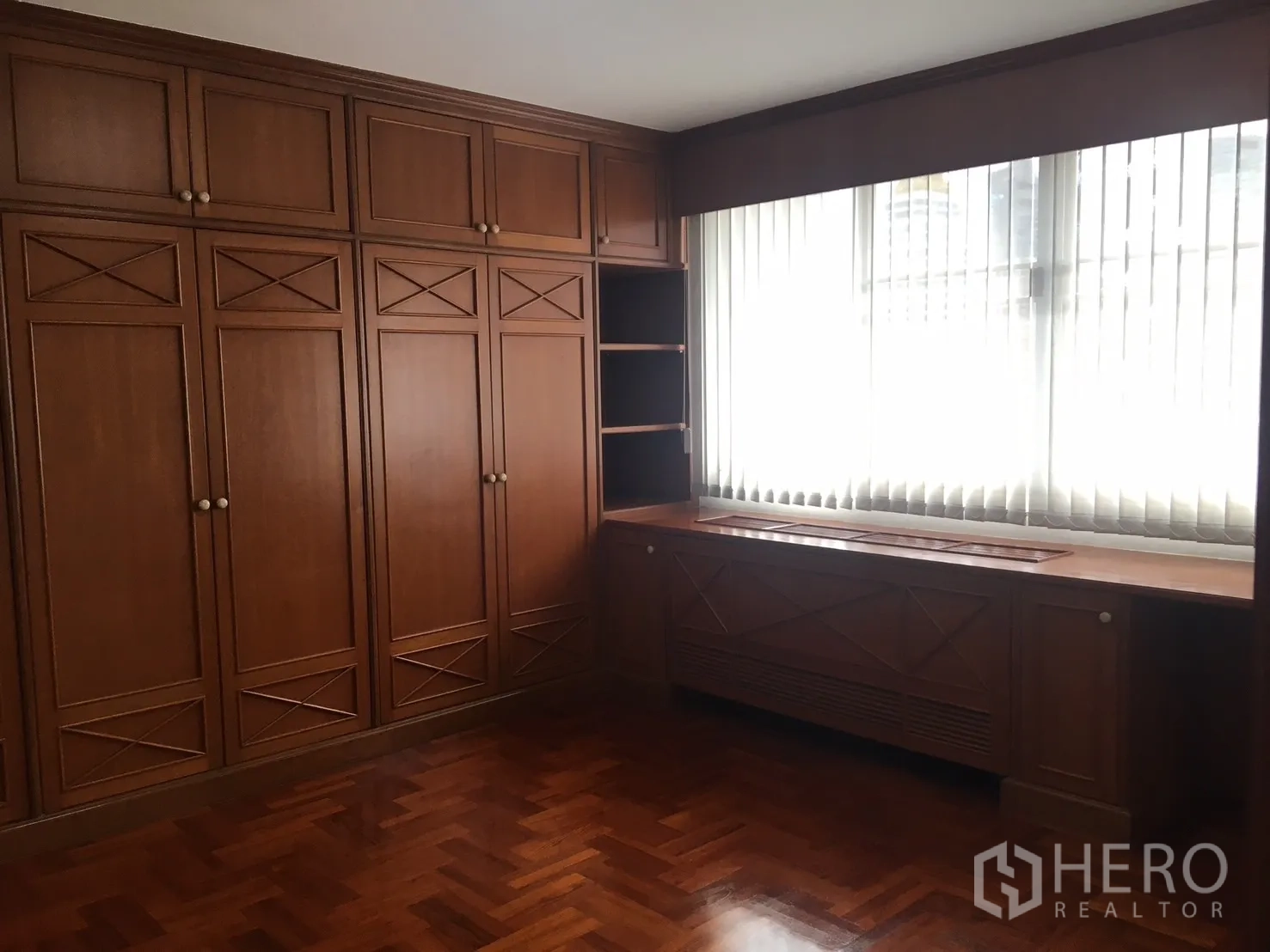 คอนโด ให้เช่าในWatthana, Bangkok - ห้องที่มีตู้เสื้อผ้าสูงจรดเพดานและหน้าต่างกว้างพร้อมม่านแนวตั้ง เหมาะเป็นห้องทำงานหรือห้องนอน