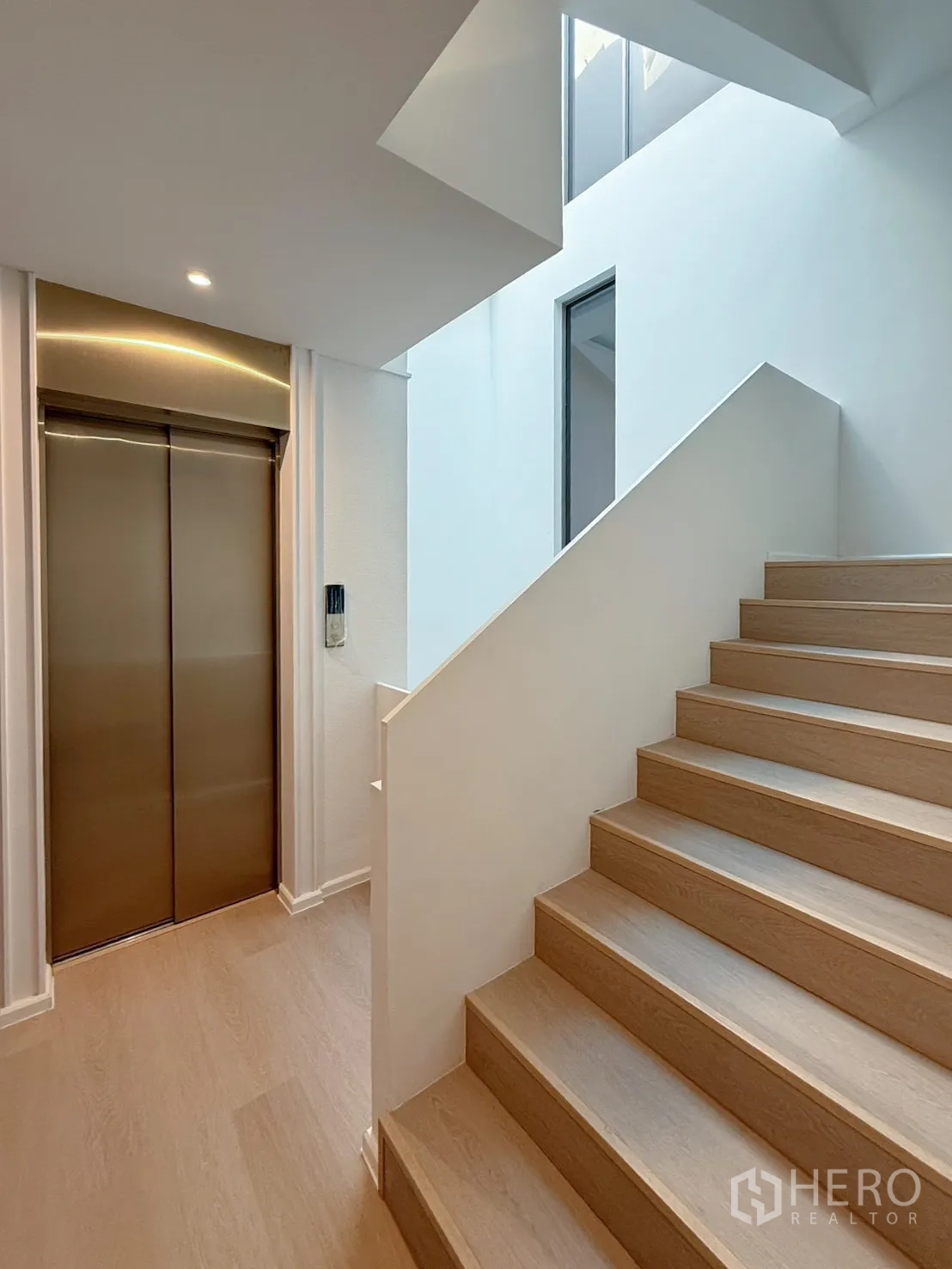 家庭办公室 for rent or sale in Watthana, Bangkok - 楼梯与私人电梯并列，顶部天窗采光。