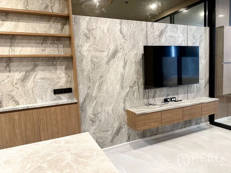 คอนโด ให้เช่าในPathum Wan, Bangkok - ผนังทีวีลายหินอ่อน พร้อมตู้คอนโซลลอยตัวไม้