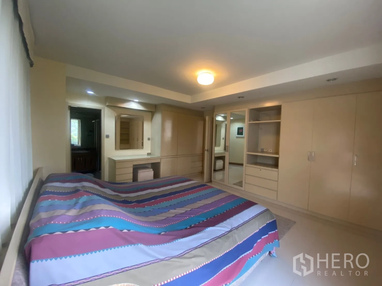 คอนโด ให้เช่าในPhaya Thai, Bangkok - ตู้เสื้อผ้าบิวท์อิน โต๊ะเครื่องแป้งและที่เก็บของในห้องนอนมาสเตอร์