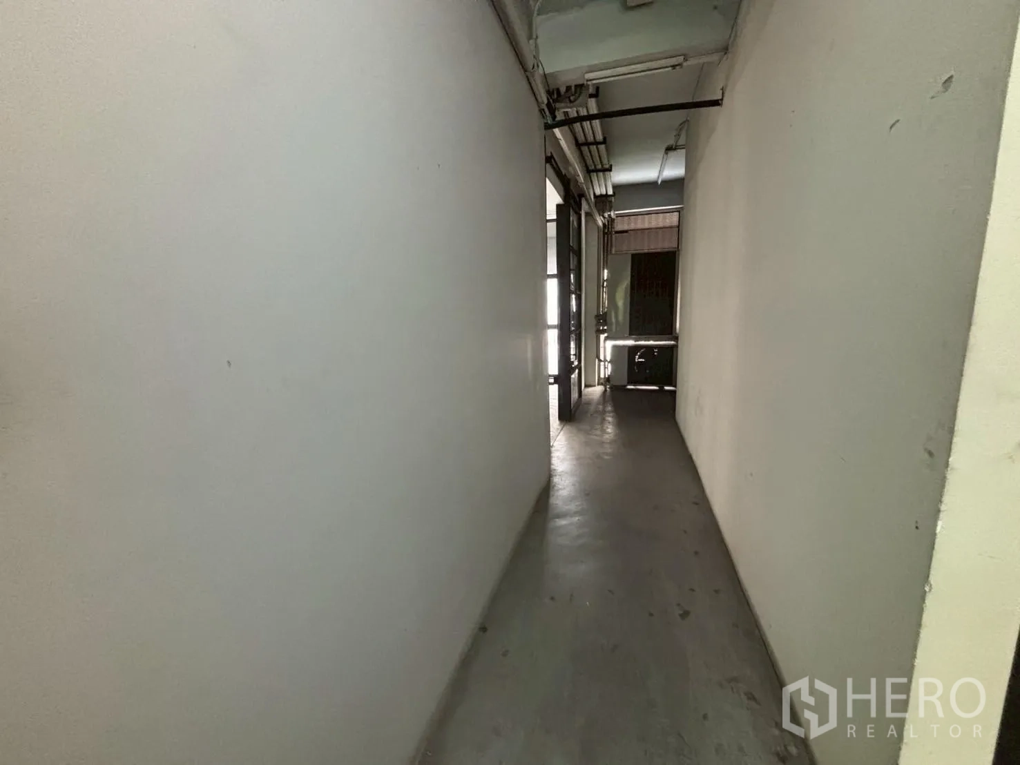 สำนักงาน ให้เช่า - โถงบริการยาวเชื่อมสู่ทางออกด้านหลังและโซนยูทิลิตี้.