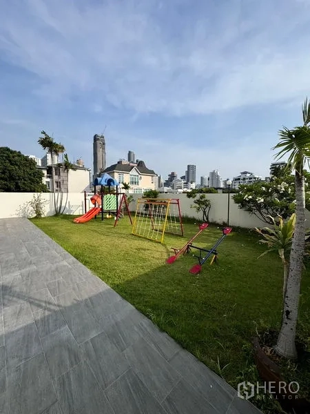 อพาร์ทเมนท์ ให้เช่าในKhlong Toei, Bangkok - สวนกลางแจ้งพร้อมสนามเด็กเล่น มองเห็นสกายไลน์กรุงเทพฯ