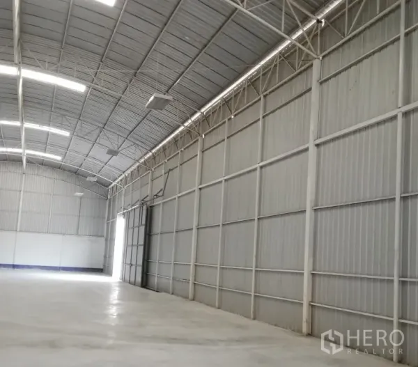 货栈 出租在Lat Krabang, Bangkok - 曼谷Lat Krabang高挑钢结构仓库内景，天窗与LED照明，抛光混凝土地面。