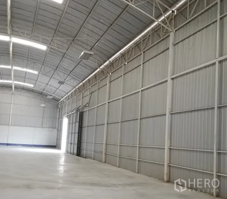货栈 出租在Lat Krabang, Bangkok - 曼谷Lat Krabang高挑钢结构仓库内景，天窗与LED照明，抛光混凝土地面。