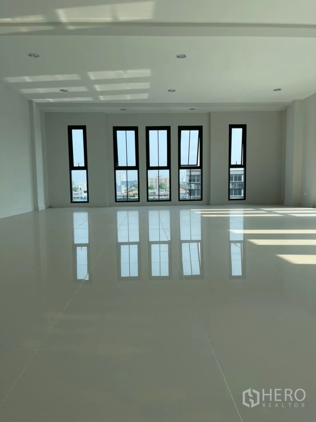 带办公室的家 出租在Suan Luang, Bangkok - 宽敞上层，竖窗成排，抛光地砖。