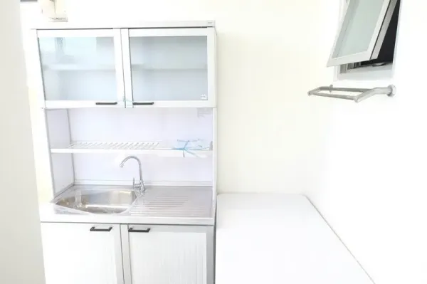 Home Office for rent in Wang Thonglang, Bangkok - Compact pantry with stainless sink, upper storage cabinets and a small vented window.