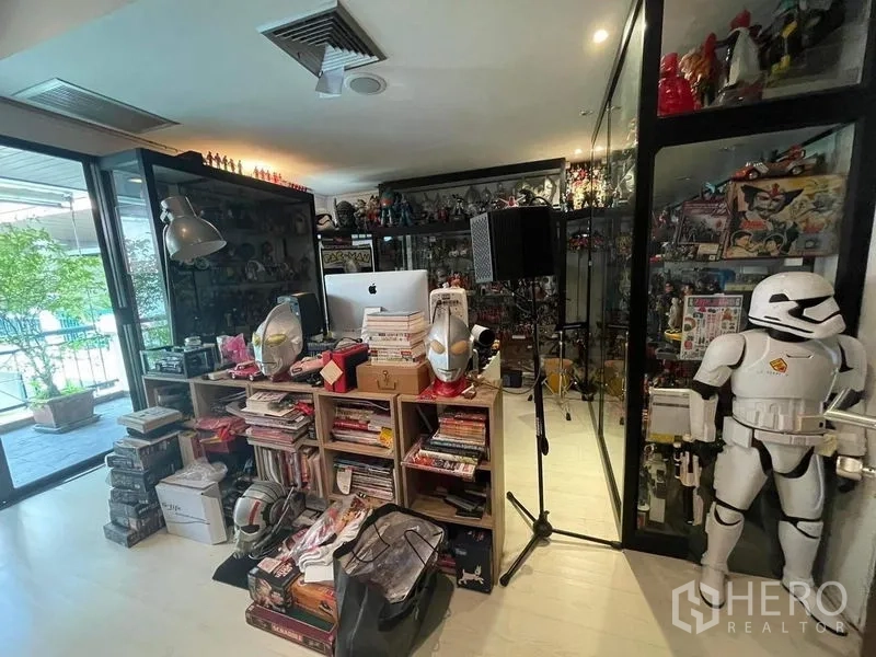 联排别墅 出售 - 收藏室，玻璃展示柜并可通往露台。