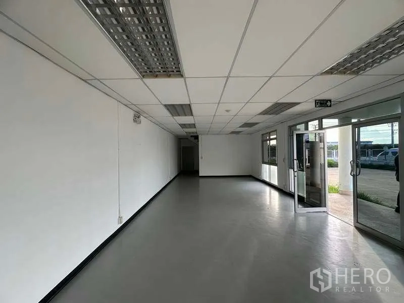 工厂 出租在Khlong Luang, Pathum Thani - 一层办公大堂，玻璃大门与吊顶，采光良好。