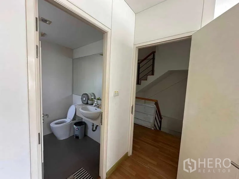 สำนักงานที่บ้าน ให้เช่าในChatuchak, Bangkok - โถงทางเดินพร้อมห้องน้ำรับแขก และบันไดไม้ขึ้นชั้นบน