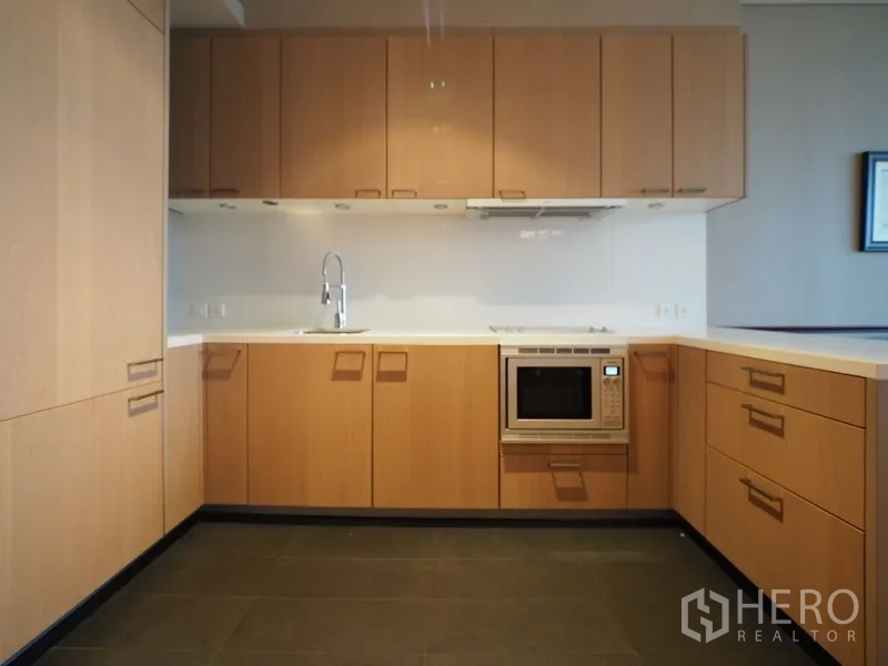 คอนโด ให้เช่าในSathon, Bangkok - ครัวรูปตัว U ตู้ลายไม้ เครื่องใช้บิวท์อินและเตาไมโครเวฟ