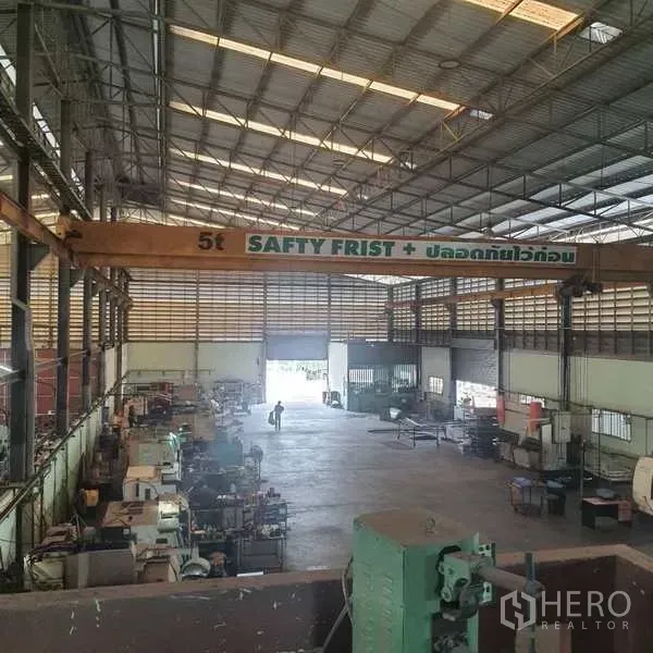 Warehouse for sale in Rayong - Spacious production hall with high roof and 5-ton overhead crane.