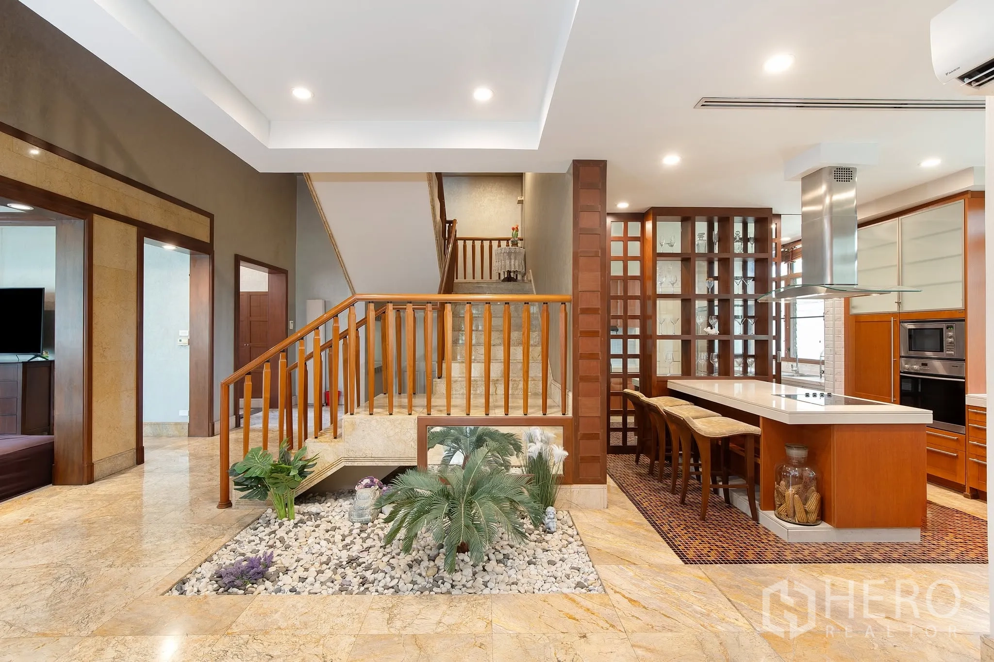 独栋房屋 for rent or sale in Watthana, Bangkok - 正式餐厅配华丽餐椅与吊灯，临近大窗。