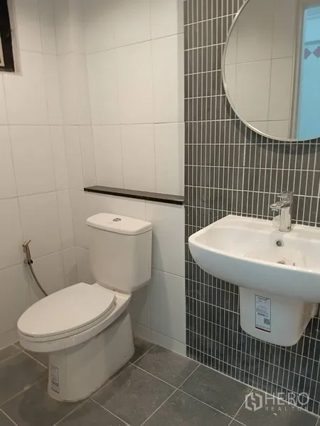 店屋 出租 - 第二卫生间，灰色拼砖点缀，洗手盆与马桶。