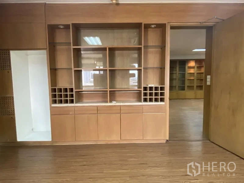 办公空间 出租在Din Daeng, Bangkok - 整面内置层架与柜体，中间设展示壁龛。