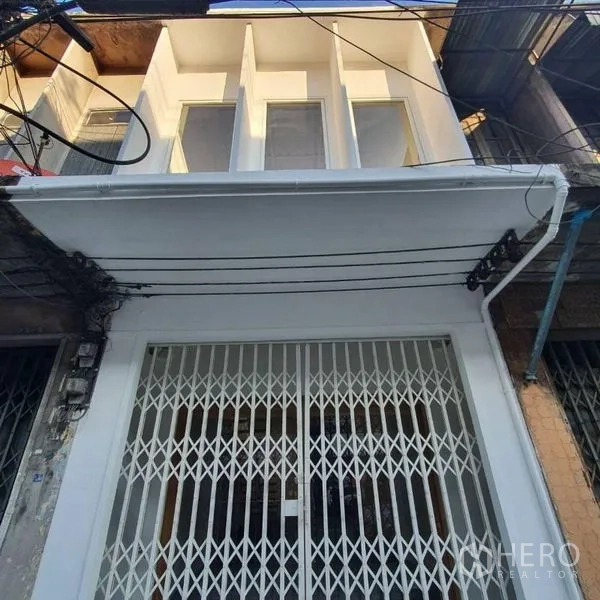 อาคารพาณิชย์ ให้เช่าหรือขายในKhlong Toei, Bangkok - หน้าตึกแถวทาสีขาว มีช่องแสงชั้นบนและประตูเหล็กยืดด้านหน้า