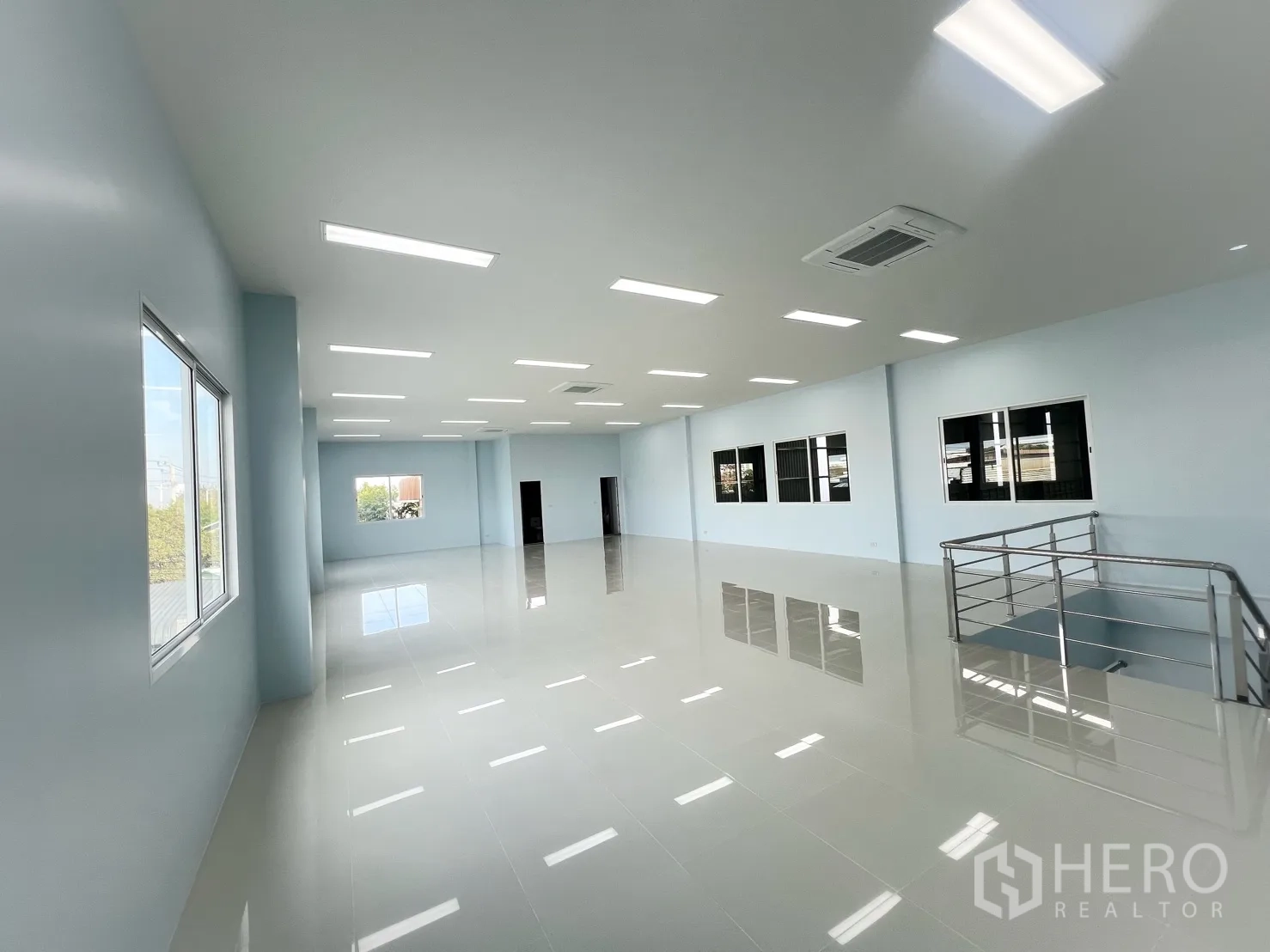 คลังสินค้า ให้เช่าในMueang Samut Prakan, Samut Prakan - ออฟฟิศชั้นบนอีกมุมหนึ่ง มีราวกันตกและพื้นที่ใช้สอยกว้าง