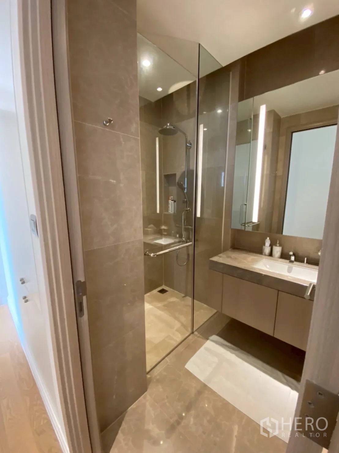 คอนโด ให้เช่าในKhlong San, Bangkok - ห้องน้ำขนาดกะทัดรัดพร้อมตู้ฝักบัวกระจกและท็อปหิน