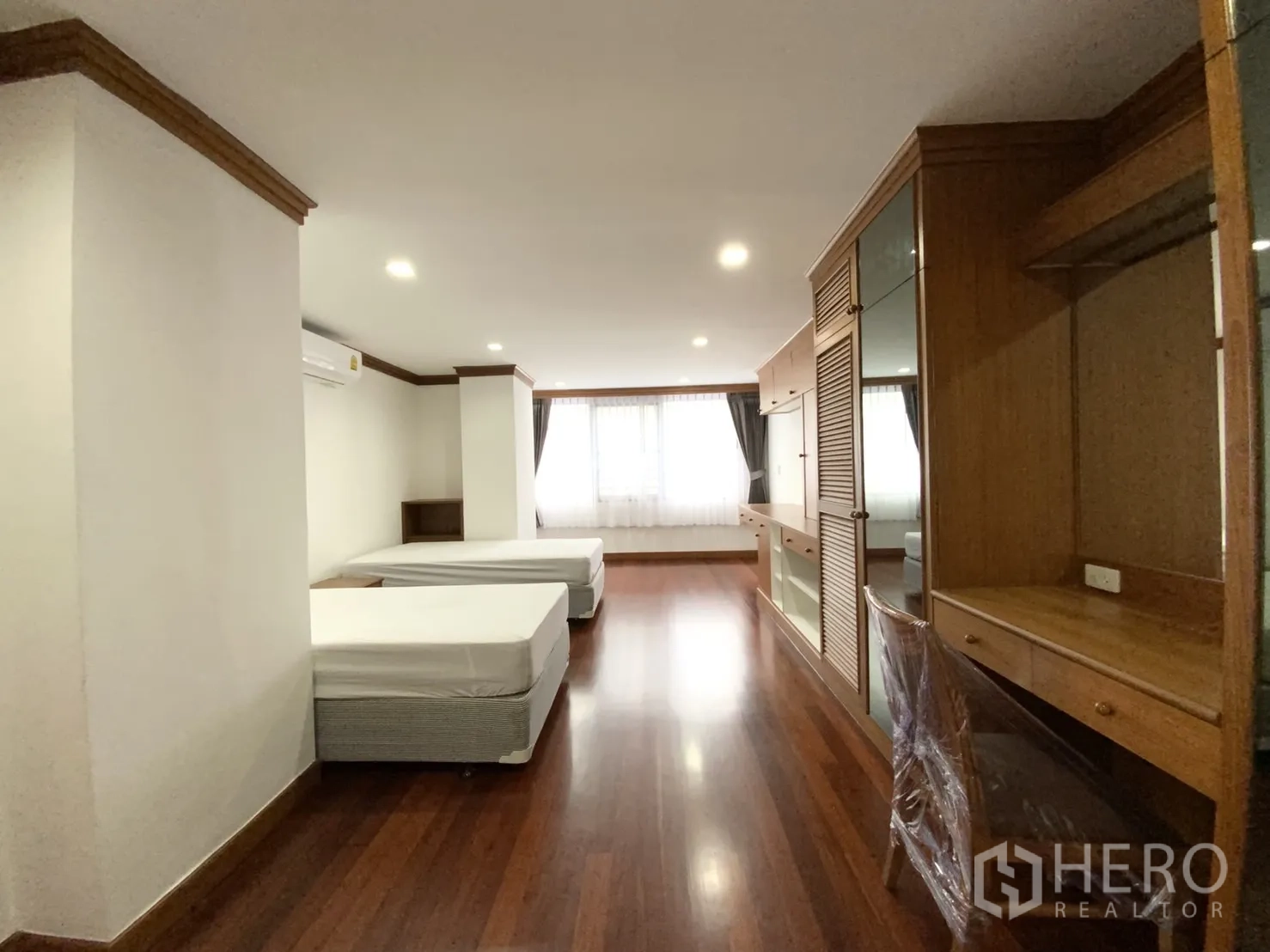 คอนโด ให้เช่าในWatthana, Bangkok - อีกมุมของห้องนอนเตียงคู่ พร้อมโต๊ะทำงาน ตู้เสื้อผ้า และหน้าต่างบานกว้าง