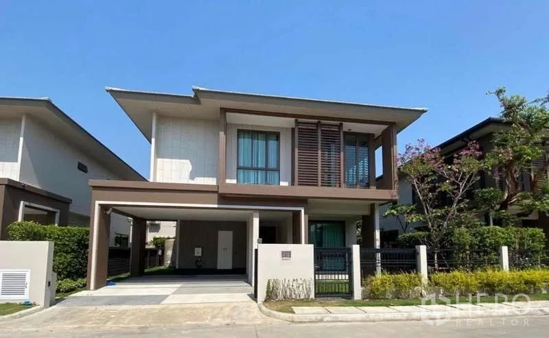Detached House for rent in Bang Kapi, Bangkok - Contemporary two-storey detached house facade with gate and driveway.