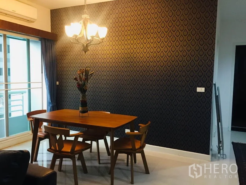 คอนโด ให้เช่าในBang Kapi, Bangkok - มุมทานอาหาร โต๊ะไม้พร้อมเก้าอี้สี่ตัว ใต้โคมแชนเดอเลียร์ ข้างระเบียง