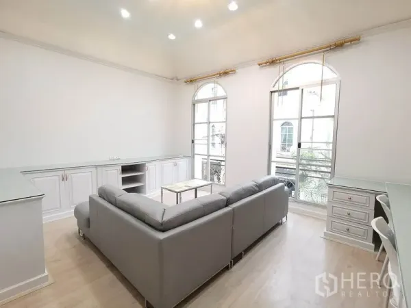 ทาวน์เฮาส์ ให้เช่าหรือขายในYan Nawa, Bangkok - ห้องนั่งเล่นโปร่งสว่าง หน้าต่างโค้งบานใหญ่ บิลท์อินตู้เก็บของ และโซฟาเข้ามุม