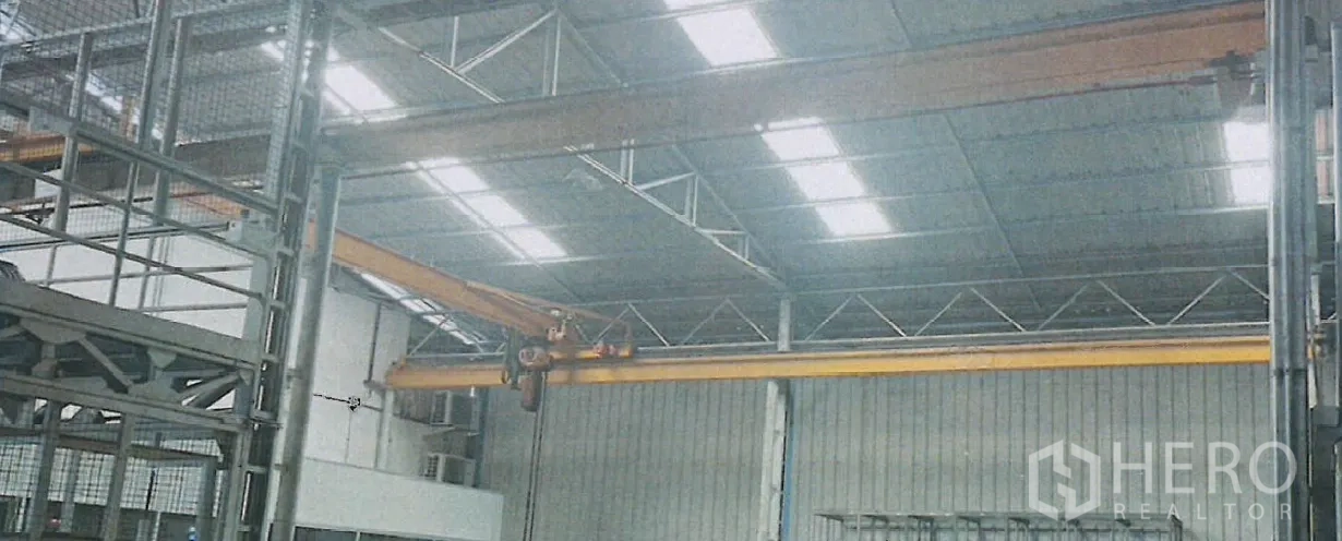工厂 出租在Yan Nawa, Bangkok - 屋顶下方安装的桥式行车，用于重物吊运