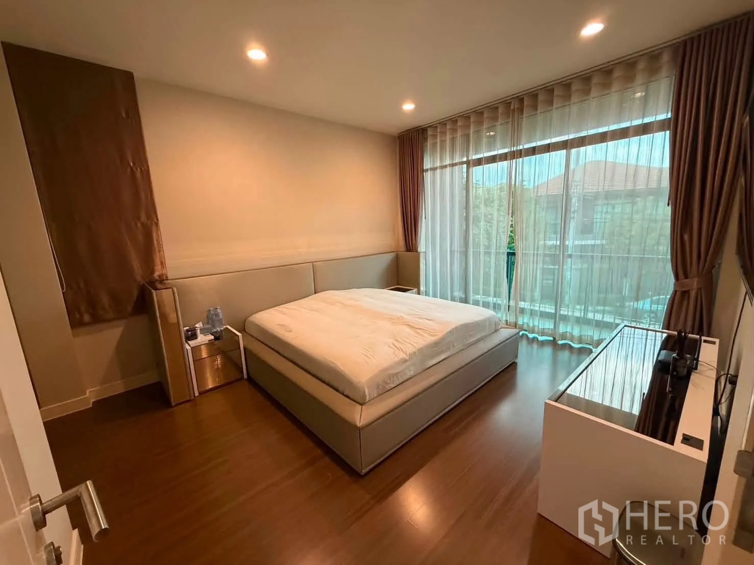 独栋房屋 for rent in Bang Kapi, Bangkok - 温馨卧室放置双人床与整面高窗纱帘。