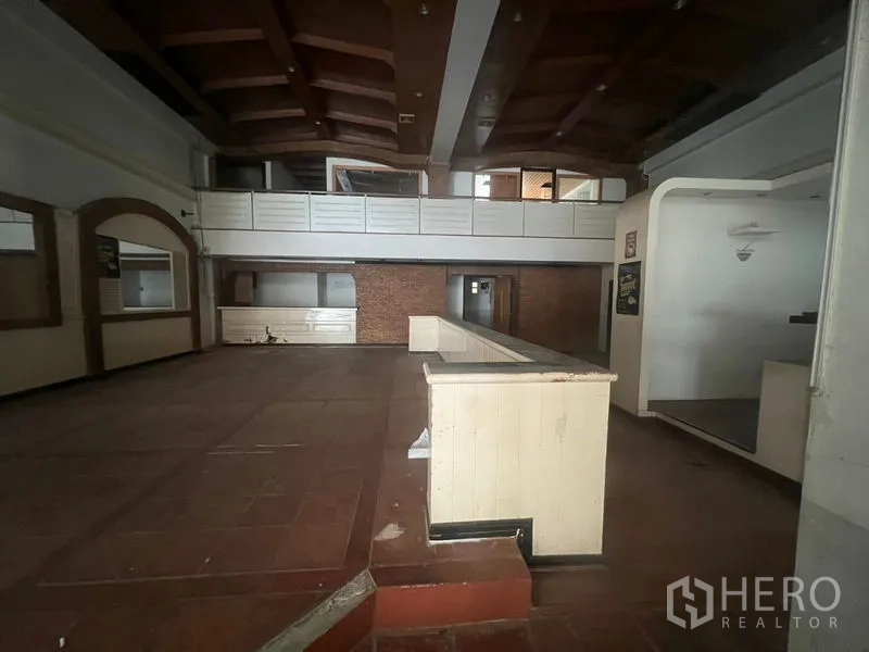 店屋 出租在Huai Khwang, Bangkok - 中央大厅宽敞，赤陶地砖与裸砖景墙。