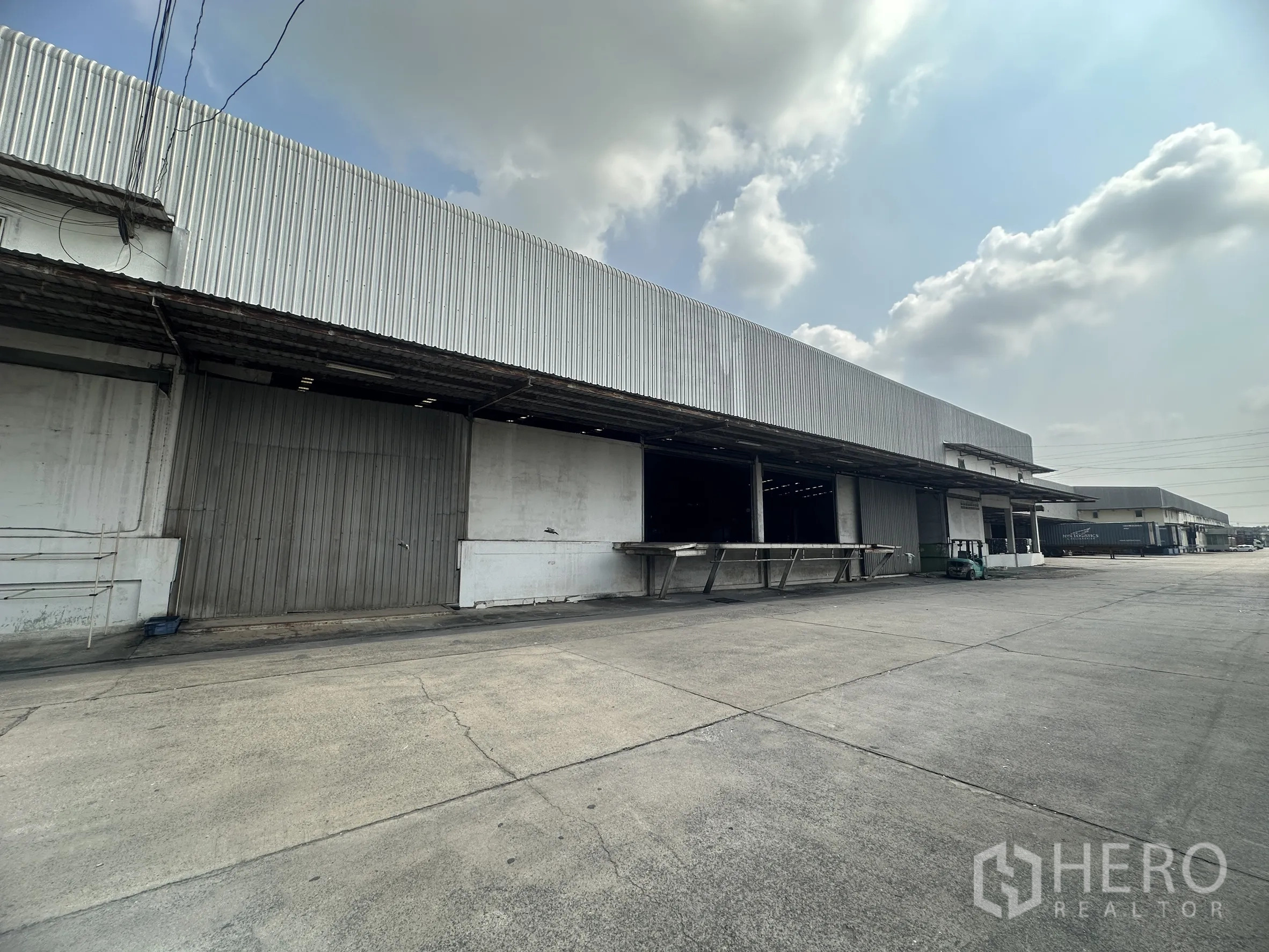 仓库 for rent in Bang Pa-in, Phra Nakhon Si Ayutthaya - 仓库外观，带高位装卸月台和宽阔卡车场地