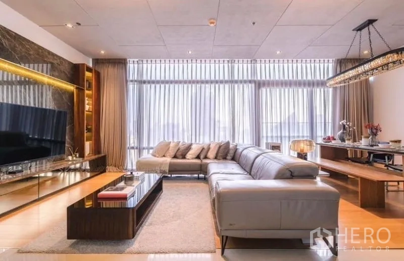 公寓 出租或出售 - 宽敞客厅，转角沙发、电视墙与纱帘。