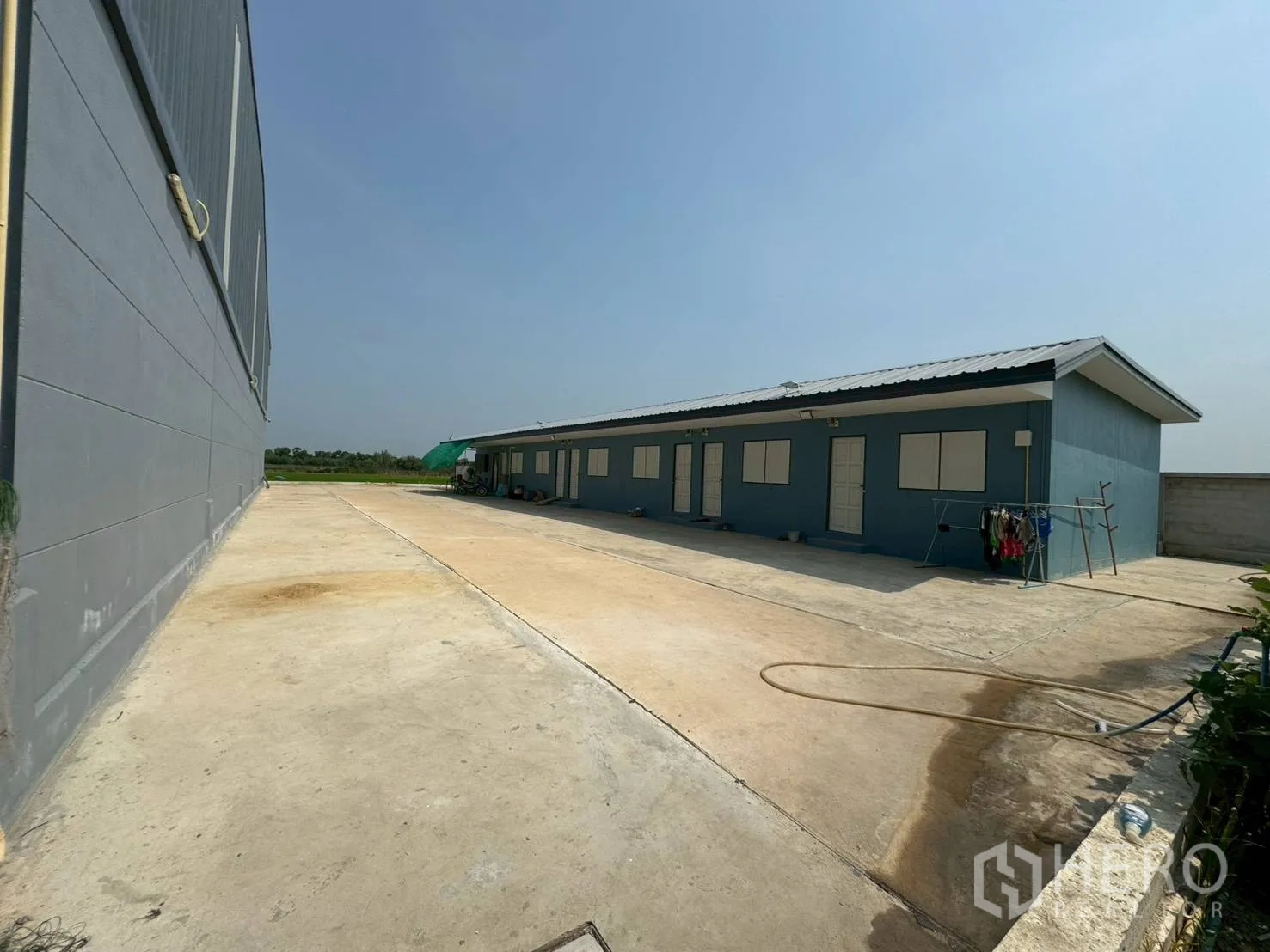 Warehouse for rent in Phutthamonthon, Nakhon Pathom - Ancillary single-storey outbuilding with multiple rooms opposite the warehouse.