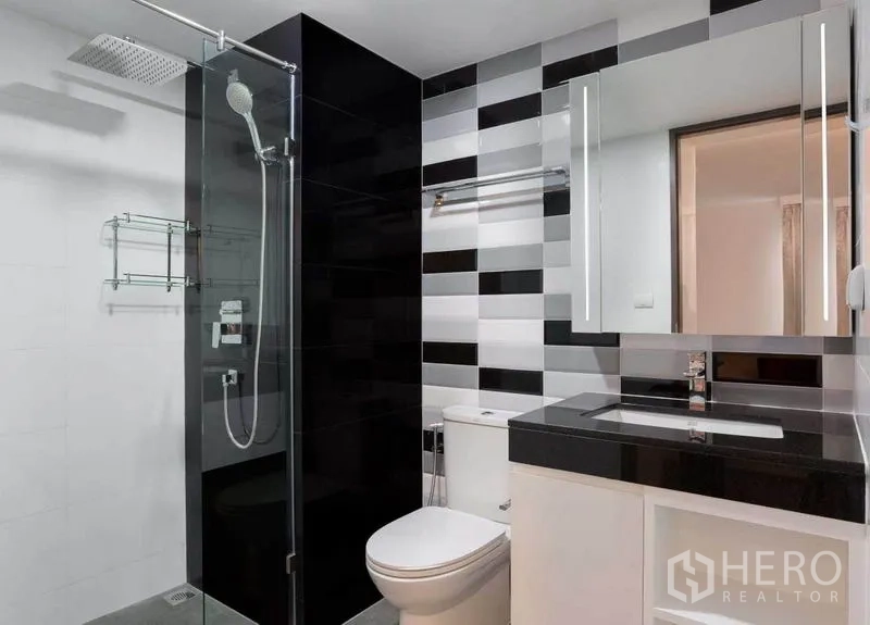 คอนโด ให้เช่าในKhlong Toei, Bangkok - ห้องน้ำสไตล์โมเดิร์นพร้อมตู้ฝักบัวกระจก เรนชาวเวอร์ และผนังลายขาวดำ