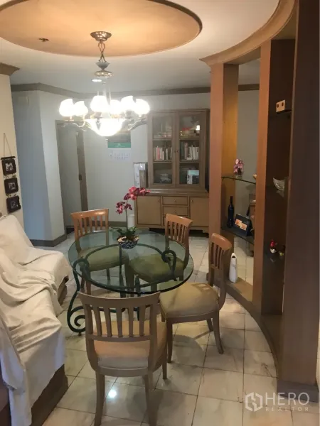 คอนโด ให้เช่าหรือขายในWatthana, Bangkok - พื้นที่รับประทานอาหาร โต๊ะกลมกระจก โคมไฟแชนเดอเลียร์ และตู้บิลต์อินไม้