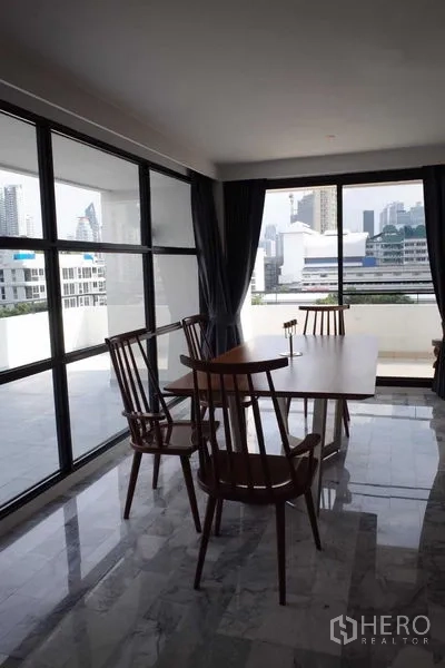 คอนโด ให้เช่าในWatthana, Bangkok - พื้นที่รับประทานอาหารสว่างด้วยกระจกบานใหญ่ พร้อมระเบียงชมวิวเมืองของคอนโดในวัฒนา