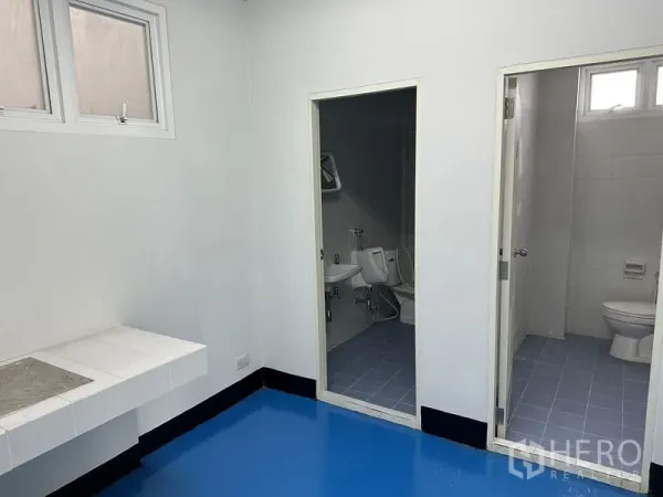 โรงงาน ให้เช่าในKhlong Luang, Pathum Thani - พื้นที่ห้องน้ำพนักงาน แยกห้องโถปัสสาวะและห้องสุขา พื้นอีพ็อกซี่สีน้ำเงิน