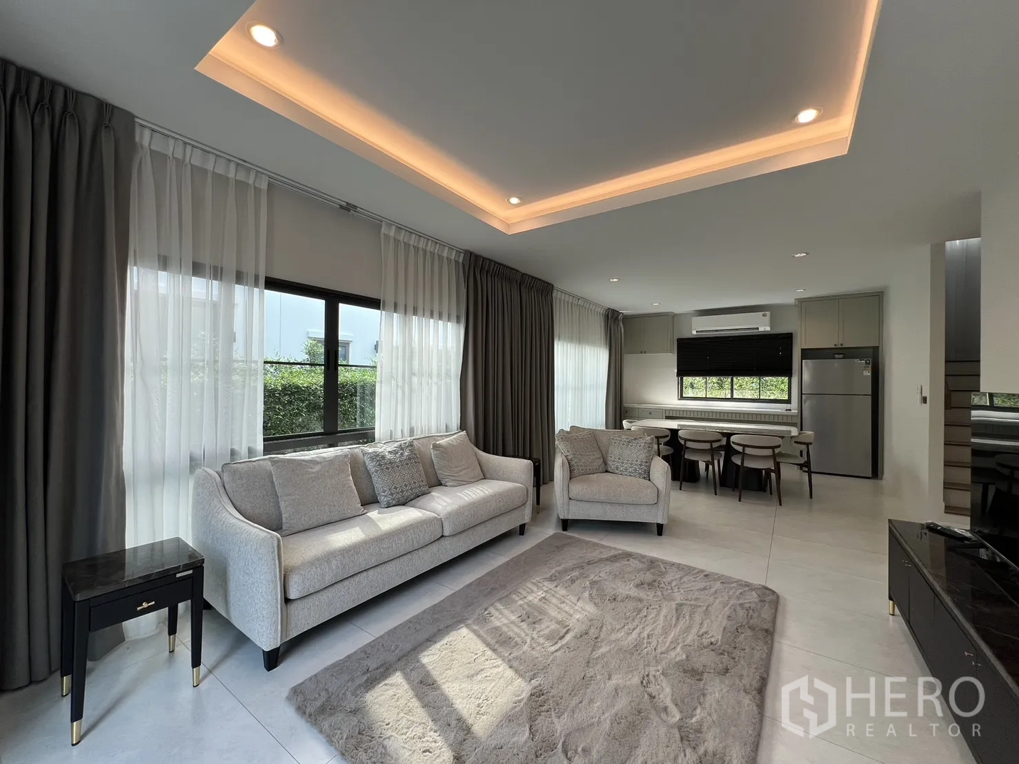 บ้านเดี่ยว for rent in Bang Phli, Samut Prakan - ห้องนั่งเล่นฝ้าหลุมไฟซ่อน กับพื้นที่ทานอาหาร