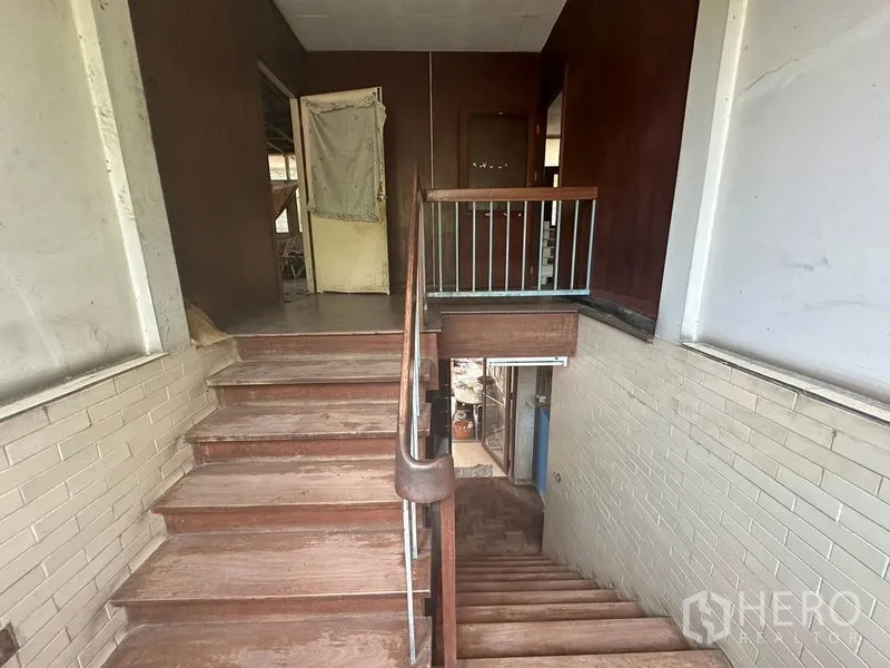 คลังสินค้า ให้เช่าในWatthana, Bangkok - บันไดไม้และชานพักเชื่อมไปยังห้องชั้นบนของอาคาร