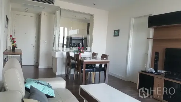 คอนโด ให้เช่าในBangkok - โซนรับประทานอาหารเชื่อมต่อห้องนั่งเล่น พร้อมฉากกระจกและตู้ทีวี