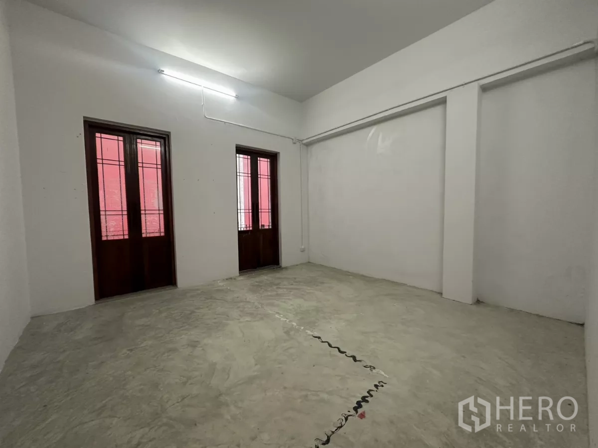 带办公室的家 出租在Pathum Wan, Bangkok - 房间有两扇木框窗，水泥地，荧光灯照明。